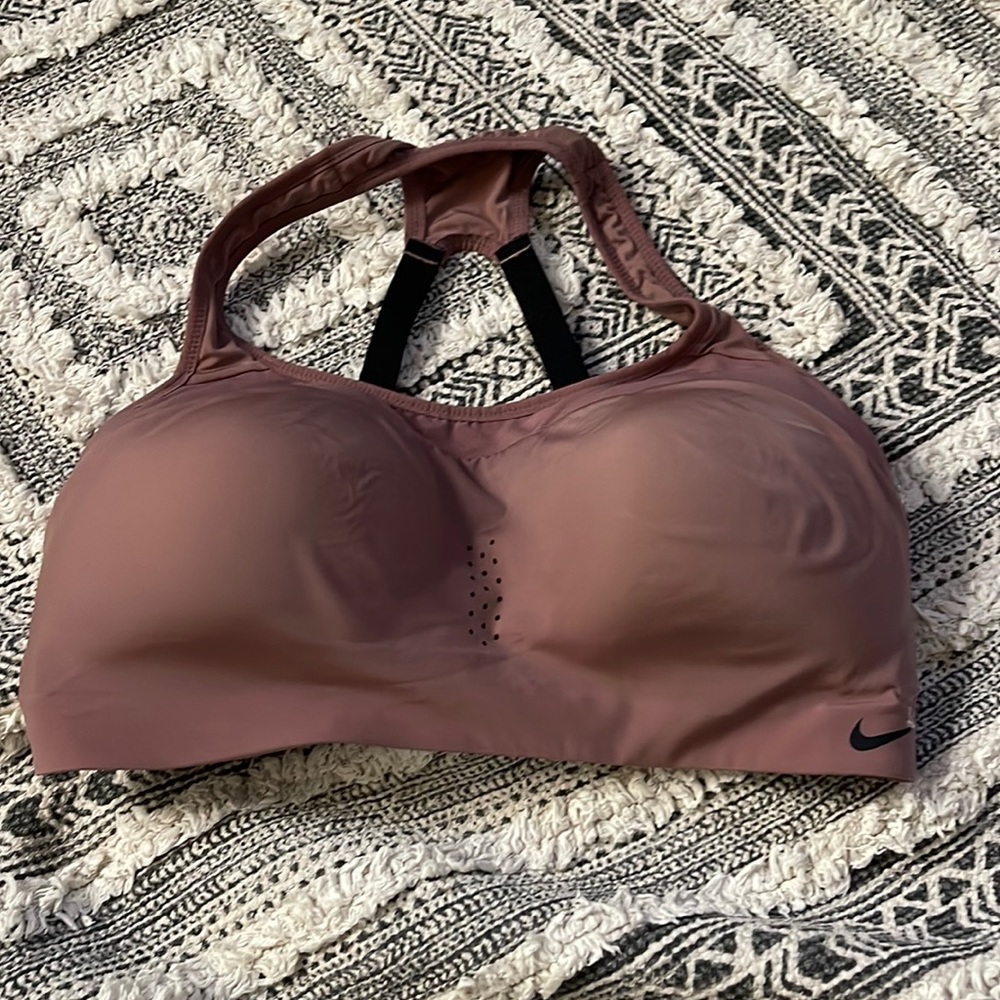 Nike dri fit  sports bra size medium band D-E cup